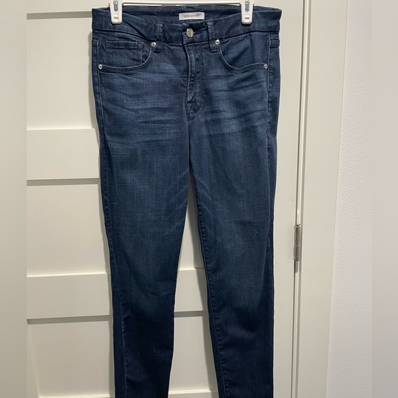 GOOD AMERICAN Good Legs Skinny Jeans - Picture 4 of 10